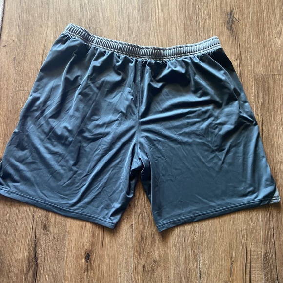 Under Armour Shorts - Picture 2 of 3